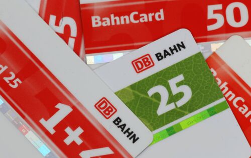 Mehrere BahnCards aus Kunststoff für verschiedene Rabattstufen (25, 50). liegen übereinander. Sie sind weiß mit einem farbigen Streifen in der Mitte.