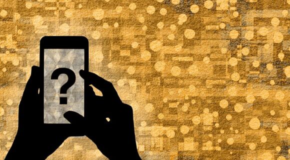 Graphische Darstellung: Die Silhouette zweier Hände, die ein Smartphone halten. Auf dem Display ist ein großes Fragezeichen.